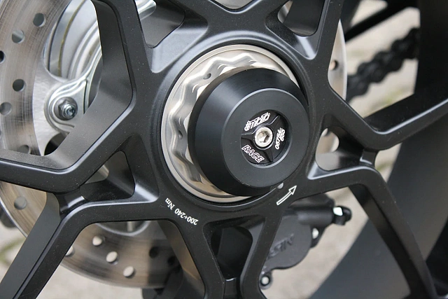 Слайдеры оси заднего колеса мотоцикла GSG с черной анодированной вставкой 77E-50E-O